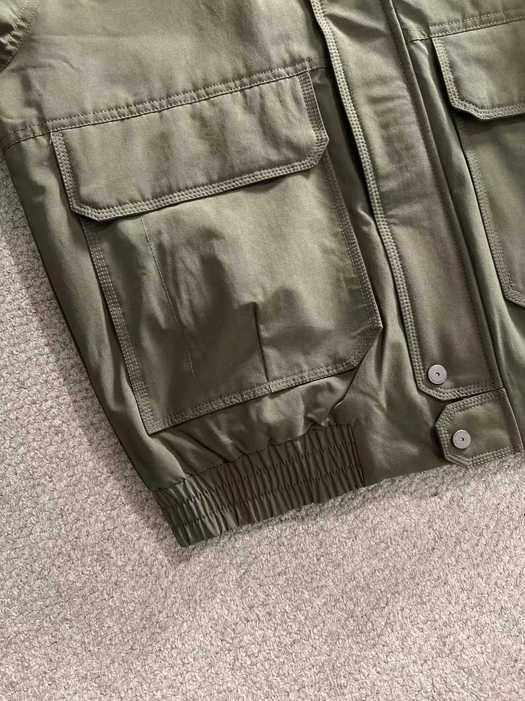 Two-day delivery time P960 Big Goose 🔥🔥 High-end customization 2025 winter official website's latest popular down jacket. Original custom-made hardware accessories for customers, all imported and original customization. Welcome to compare at the counter. Absolutely high quality. Use top-grade 90 white goose down. Super soft. Filled with fluffy and full feathers. Super heavy work. Fabric workmanship is excellent. The version is super perfect. Note⚠The fabric is super comfortable. Exclusive model. High-end quality. A must-have warm and protective artifact in winter. Size: M-3XL